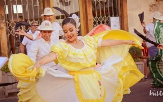 parejas bailando folclore