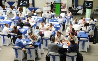 Varias personas reunidas en mesas. 