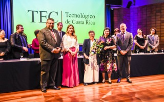 La fotografía muestra el momento en que se le entrega el reconocimiento a Ana Rosa Ruíz. 