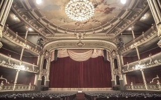 Sala principal del Teatro Nacional vista desde parte trasera del primer piso. Se aprecia el escenario, los palcos laterales y parte del cielo raso.
