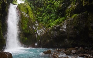 Caída de agua en catarata los gemelos, bajos del toro amarillo