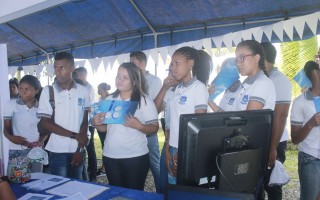 Estudiantes observando stands