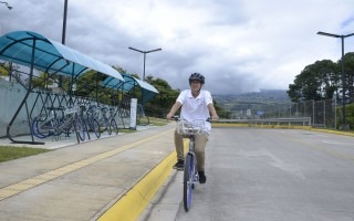 joven-utilizando-bicicleta-bicitec-