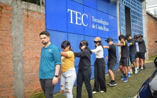 Estudiantes usan antifaces, mientras recorres distintos espacios de San José.