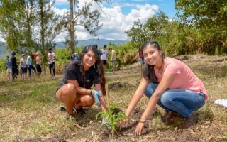 joves mujeres estudiantes sembrando un árbol en el tec