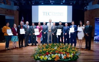 Imagen de estudiantes junto con los coordinadores de la Escuela de Administración de Empresas