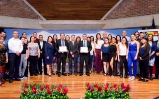 personas en un escenario con certificado de acreditación