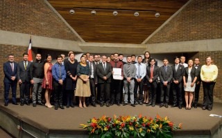 grupo de personas en un escenario 