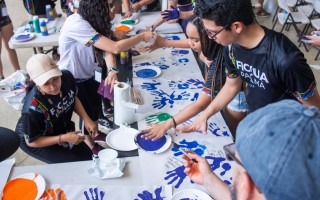 Varios estudiantes pintándose las manos