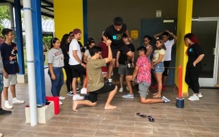 imagen de varios estudiantes realizando actividades lúdicas