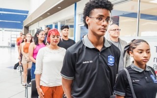 Jóvenes cantando el himno nacional