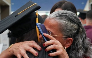 mujer y madre se abrazan 