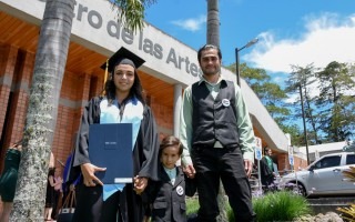 Imagen de una graduada junto a su familia