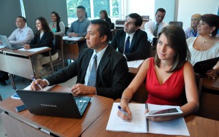 estudiantes en clase de administración de empresas