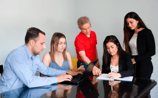 grupo de personas en mesa de trabajo