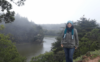 Imagen de una mujer en el bosque. Mientras realiza una investigación sobre agroforestal