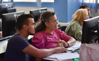 joven-profesor-trabajando-con-adulta-mayor-