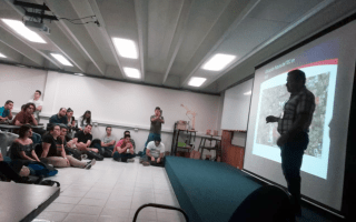 profesor con estudiantes en auditorio