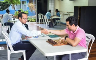 Competidores se han la mano antes de iniciar la partida. 