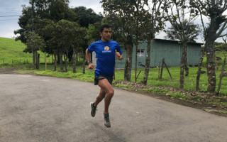 Luis Alejandro Castro entrenando en una zona abierta.