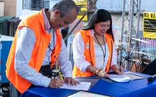 La fotografía muestra el momento de la firma del convenio entre la rectora María Estrada, representante legal del TEC y por Fernando Vega, quien en ese momento era el presidente de la Junta Directiva de Barrio Amón