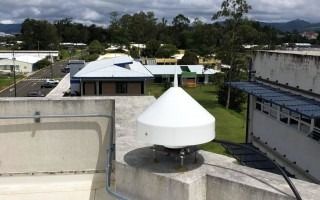 La antena es blanca y tiene forma de cono inverso.