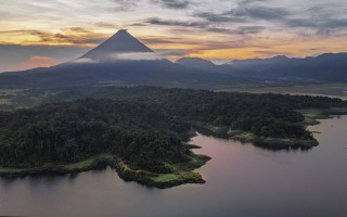 Vista del volcán Arenal en la tarde.