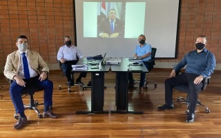 La fotografía muestra parte de la reunión en el edificio D3. Los ejecutivos sentados en su silla, frente a una mesa. 