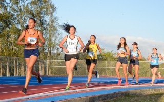 Imagen de varias estudiantes compitiendo en atletismo.