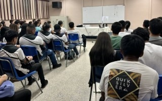 Imagen de varios estudiantes en el aula recibiendo clases.