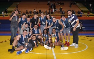 Jugadores celebrando con medallas y trofeo.