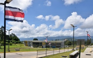 Fotografía del campus central en Cartago con decoración de banderas. 