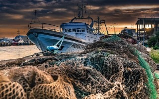 redes de pesca y barco en mar