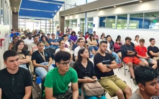 Los jóvenes escuchando la charla.