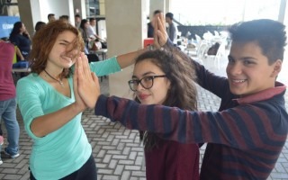 Tres estudiantes realizan un juego.