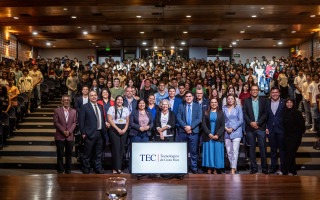 foto de las autoridades con personas estudiantes
