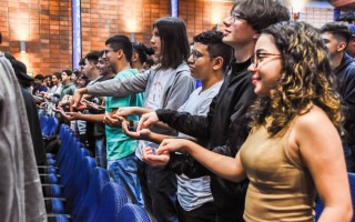 jóvenes en el auditorio