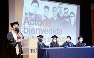 abigail quesada dando palabras de bienvenida