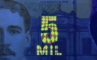billete 5mil colones con luz ultravioleta