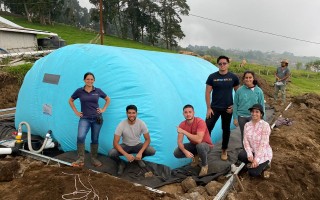 Estudiantes en instalación de biodigestor