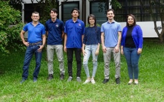 Imagen de estudiantes y profesores posando para la fotografía.