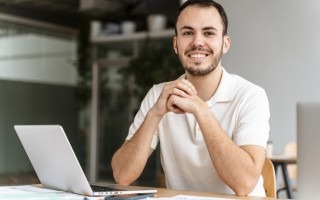 hombre frente a computadora 