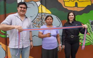 Tres personas cortan la cinta para inaugurar el Centro de Acopio