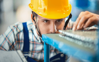 Ingeniero revisa en detalle sus obras.
