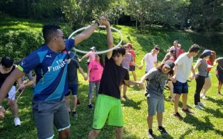 Imagen de varios estudiantes en un campamento.