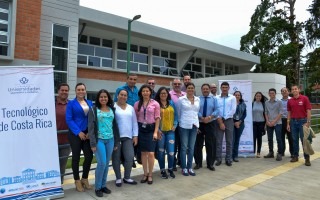 imagen de varias personas posando para la foto.