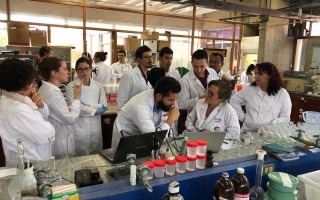 Imagen de varios estudiantes en el laboratorio