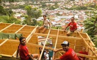 Grupo de jóvenes voluntarios de TECHO construyendo una vivienda de emergencia