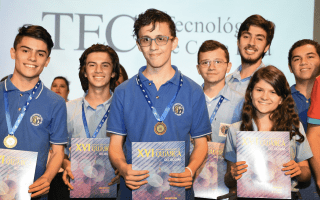 La fotografía muestra un grupo de estudiantes de colegio. 