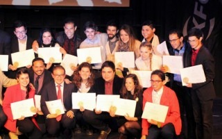 Un grupo de estudiantes muestran sus diplomas.